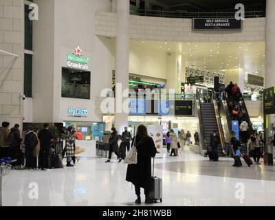 Lisbona, Portogallo. 26 novembre 2021. INT) il governo portoghese adotta nuove misure sui voli per contenere l'anticipo del Covid-19. 26 novembre 2021, Lisbona, Portogallo. Movimento passeggeri all'aeroporto internazionale Humberto Delgado di Lisbona, venerdì 26 novembre. Il governo portoghese ha introdotto nuove misure per contenere la crescita della pandemia del convivio-19 e alcune delle nuove norme riguardano gli arrivi aerei nel paese. (Credit Image: © Edson De Souza/TheNEWS2 via ZUMA Press Wire) Credit: ZUMA Press, Inc./Alamy Live News Foto Stock