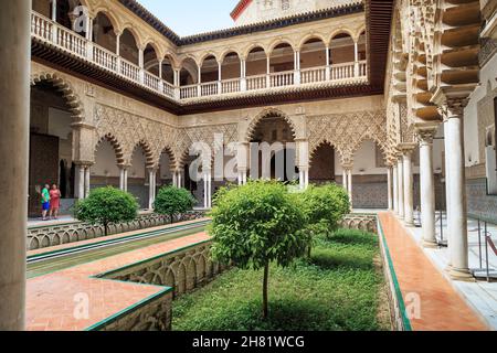 SIVIGLIA, SPAGNA - 21 MAGGIO 2017: Questa è la Corte Maiden nel Palazzo Moresco dell'Alcazar di Siviglia. Foto Stock