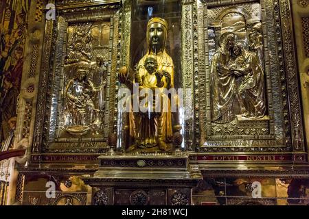 MONTSERRAT, SPAGNA - 15 MAGGIO 2017: La Vergine Nera è un'immagine scultorea molto apprezzata della Vergine Maria col Bambino. Foto Stock