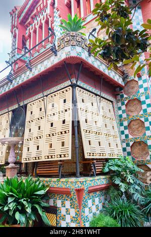 Terrazza sulla facciata di Casa Vicens a Barcellona. Casa Vicens a Barcellona è il primo capolavoro di Antoni Gaudí. Costruito tra il 1883 e il 1885 AS Foto Stock