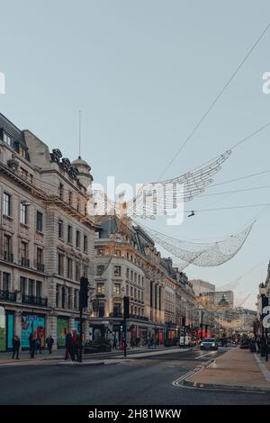 Londra, UK - 23 novembre 2021: Angel luci e decorazioni natalizie su Regent Street, una delle principali vie dello shopping nel West End, Londra, selettivo per Foto Stock