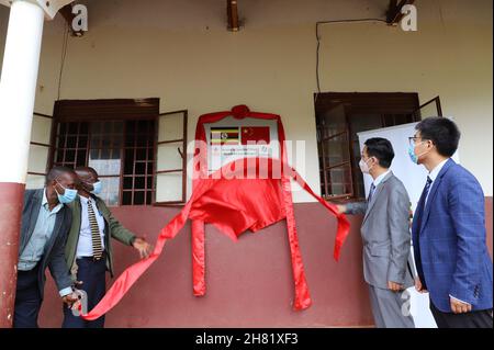 Wakiso, Uganda. 26 novembre 2021. L'ambasciatore cinese in Uganda Zhang Lizhong (2nd R) e Samuel Mpanga (2nd L), capo del villaggio di Nkumba Bendegere, partecipano alla cerimonia di completamento del progetto della televisione satellitare presso il villaggio di Nkumba Bendegere, distretto di Wakiso, Uganda, il 26 novembre 2021. Oltre 900 villaggi in Uganda sono stati collegati al mondo tramite la televisione satellitare. Essi fanno parte di un progetto che la Cina ha promesso al Forum sulla cooperazione Cina-Africa del 2015 a Johannesburg, in Sudafrica, di collegare 10,000 villaggi africani alla TV satellitare. Credit: Zhang Gaiping/Xinhua/Alamy Live News Foto Stock