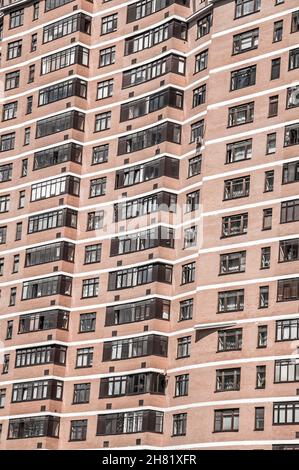 Nuovo e alto edificio in mattoni da vicino Foto Stock