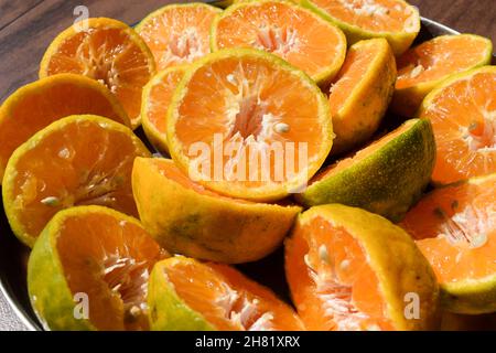 Arancia, frutta di Malta tagliata a metà per estrarre il succo Foto Stock