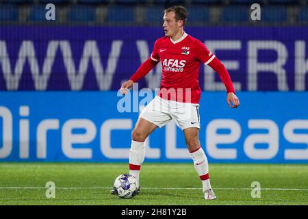 EINDHOVEN, PAESI BASSI - NOVEMBRE 26: Thijs Oosting of AZ U23 corre con la palla durante l'olandese Keukenkampioendivisie match tra FC Eindhoven e Jong AZ Alkmaar al Jan Louwers Stadion il 26 Novembre 2021 a Eindhoven, Paesi Bassi (Foto di Joris Verwijst/Orange Pictures) credito: Orange Pics BV/Alamy Live News Foto Stock