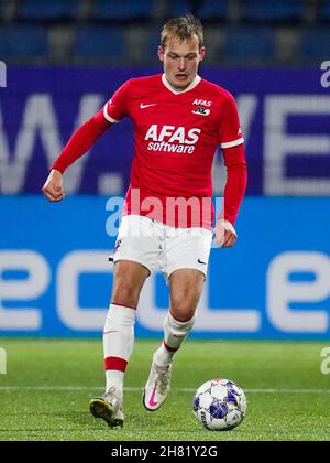 EINDHOVEN, PAESI BASSI - NOVEMBRE 26: Thijs Oosting of AZ U23 corre con la palla durante l'olandese Keukenkampioendivisie match tra FC Eindhoven e Jong AZ Alkmaar al Jan Louwers Stadion il 26 Novembre 2021 a Eindhoven, Paesi Bassi (Foto di Joris Verwijst/Orange Pictures) credito: Orange Pics BV/Alamy Live News Foto Stock