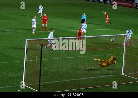 Llanelli, Regno Unito. 26 novembre 2021. Ceri Holland of Wales (18) segna il suo terzo goal team. Donne del Galles / Grecia donne, FIFA Women's World Cup 2023 partita di qualificazione al Parc y Scarlets di Llanelli, Galles, venerdì 26 novembre 2021. Solo per uso editoriale, pic by Andrew Orchard/Andrew Orchard sport photography/Alamy Live news Credit: Andrew Orchard sports photography/Alamy Live News Foto Stock