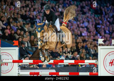 Jessica Springsteen e il cavallo Volage du Val Henry hanno vinto la compizione internazionale di salto durante la Svezia International Horse Show alla Friends Arena, Stoccolma, Svezia 26 novembre 2021. Foto: Roland Thunholm/TT Kod 71835 Foto Stock