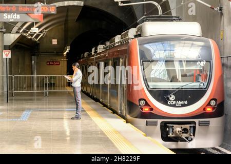 Stazione della metropolitana nel comune brasiliano di Salvador, Bahia. Sistema di trasporto della metropolitana con 42 km in siz Foto Stock