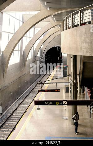 Stazione della metropolitana nel comune brasiliano di Salvador, Bahia. Sistema di trasporto della metropolitana con 42 km in siz Foto Stock