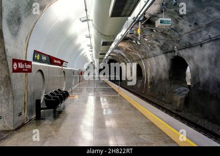 Stazione della metropolitana nel comune brasiliano di Salvador, Bahia. Sistema di trasporto della metropolitana con 42 km in siz Foto Stock