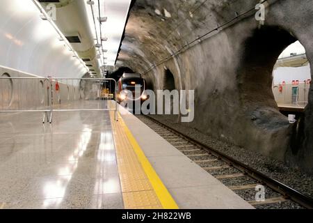 Stazione della metropolitana nel comune brasiliano di Salvador, Bahia. Sistema di trasporto della metropolitana con 42 km in siz Foto Stock