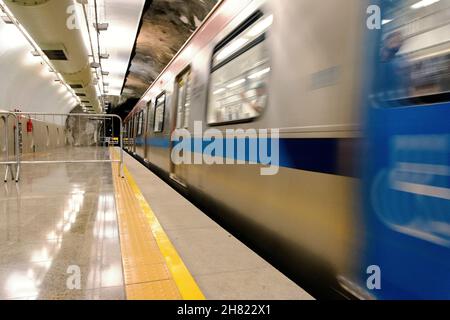 Stazione della metropolitana nel comune brasiliano di Salvador, Bahia. Sistema di trasporto della metropolitana con 42 km in siz Foto Stock