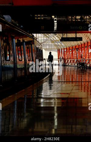 Stazione della metropolitana nel comune brasiliano di Salvador, Bahia. Sistema di trasporto della metropolitana con 42 km in siz Foto Stock