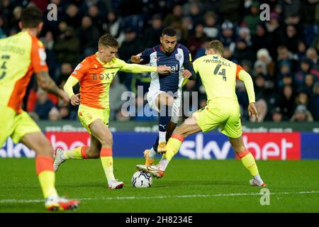 Il Karlan Grant di West Bromwich Albion combatte con Ryan Yates e Joe Worrall della foresta di Nottingham durante la partita del campionato Sky Bet presso gli Hawthorns di Birmingham. Data foto: Venerdì 26 novembre 2021. Foto Stock