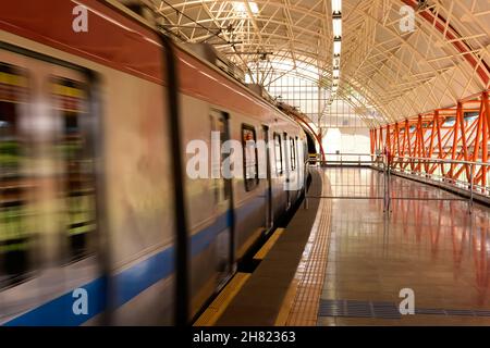 Stazione della metropolitana nel comune brasiliano di Salvador, Bahia. Sistema di trasporto della metropolitana con 42 km in siz Foto Stock