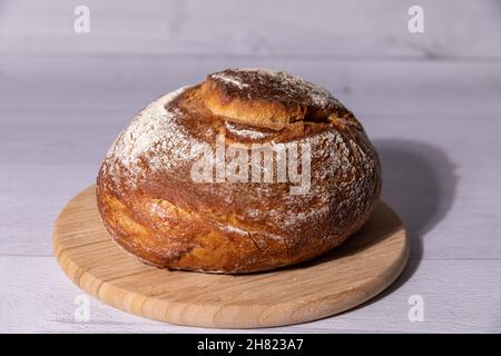 pane tedesco misto di grano su tagliere di legno. Foto Stock