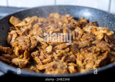 cottura dei gyros di pollo in una padella Foto Stock