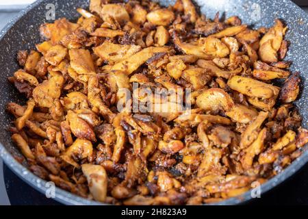 cottura dei gyros di pollo in una padella Foto Stock