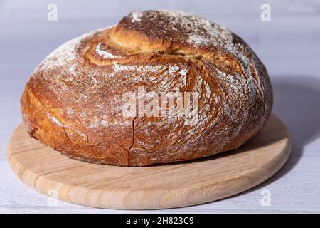 pane tedesco misto di grano su tagliere di legno. Foto Stock