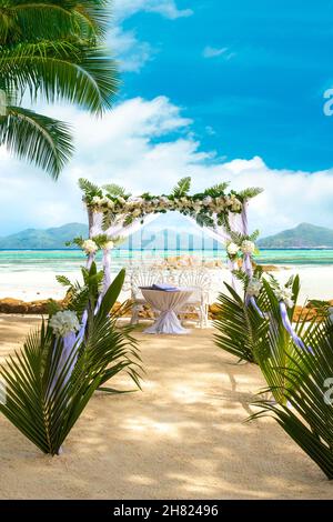 Spiaggia gazebo matrimonio decorato con fiori sulla spiaggia più bella delle Seychelles.la Digue, Seychelles Foto Stock