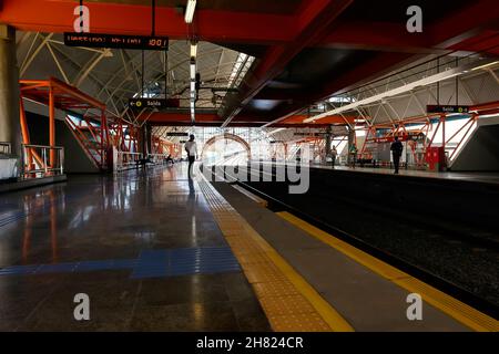 Stazione della metropolitana nel comune brasiliano di Salvador, Bahia. Sistema di trasporto della metropolitana con 42 km in siz Foto Stock