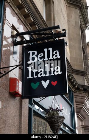 Edimburgo, Scozia - 20 novembre 2021: L'insegna per Bella Italia a Edimburgo. Foto Stock