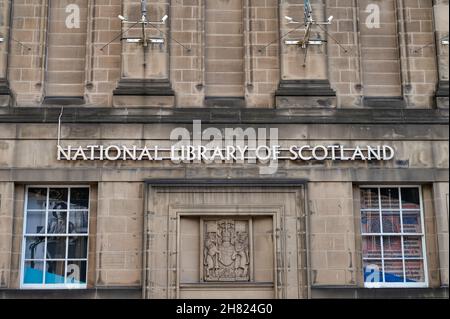 Edimburgo, Scozia - 20 novembre 2021: Il cartello per la Biblioteca nazionale di Scozia a Edimburgo. Foto Stock