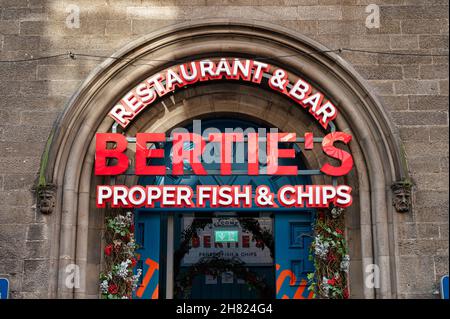 Edimburgo, Scozia - 20 novembre 2021: L'insegna del Bertie's Poper Fish & Chips Restaurant nel centro di Edimburgo. Foto Stock