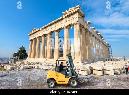 Atene - 8 maggio 2018: Carrelli elevatori a forche guida dal tempio del Partenone sull'Acropoli di Atene, Grecia. Questo posto è il punto di riferimento storico della città. Ristrutturazione Foto Stock