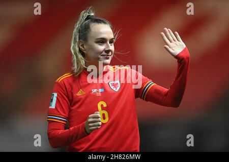 Llanelli, Regno Unito. 26 novembre 2021. Josie Green #6 di Wales Women applaudisce i fan al fischio finale di Llanelli, Regno Unito, il 11/26/2021. (Foto di Ashley Crowden/News Images/Sipa USA) Credit: Sipa USA/Alamy Live News Foto Stock