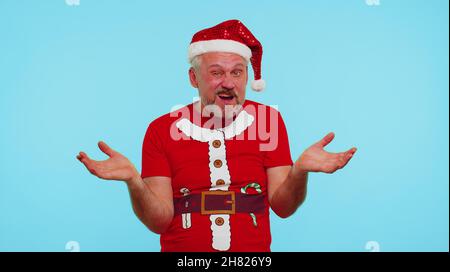 Uomo confuso in t-shirt di Natale sensazione imbarazzato circa ambigua domanda che non ha dubbi idea Foto Stock