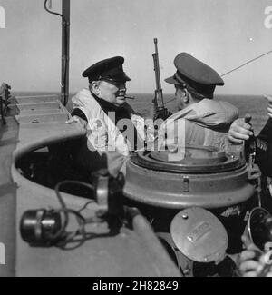 NORMANDIA, FRANCIA - 12 giugno 1944 - il primo ministro britannico Winston Churchill durante una visita allo Utah o a Omaha Beach, sei giorni dopo l'invasione di norma Foto Stock