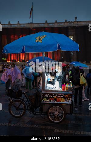Bogota, Colombia, 25 novembre 2021. Vendita di cibo e bevande in Piazza Bolivar. Foto Stock