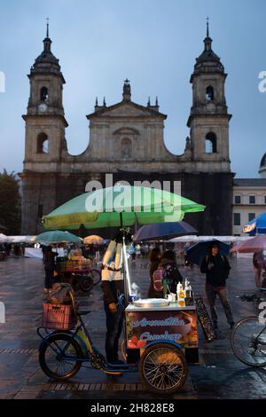 Bogota, Colombia, 25 novembre 2021. Vendita di cibo e bevande in Piazza Bolivar. Foto Stock