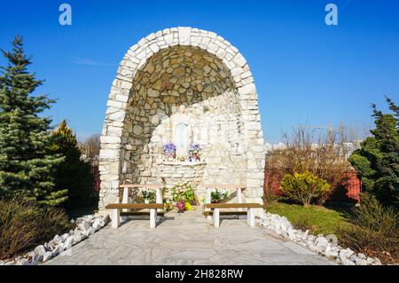 POZNAN, POLONIA - 27 maggio 2016: Una scultura Santa Maria nel distretto di Rataje a Poznan, Polonia Foto Stock