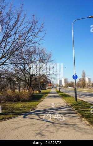 POZNAN, POLONIA - 27 maggio 2016: Un colpo verticale di un marciapiede e di una pista ciclabile vicino a una strada, Poznan, Polonia Foto Stock