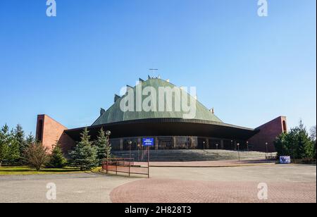 POZNAN, POLONIA - 27 maggio 2016: L'esterno di una moderna chiesa cattolica nel distretto Rataje di Poznan, Polonia Foto Stock