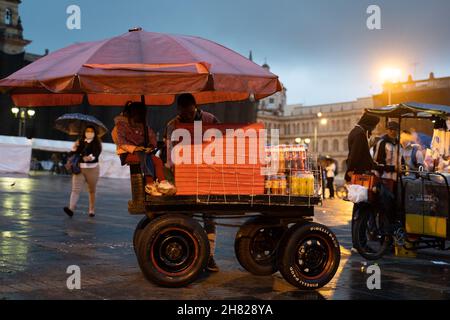 Bogota, Colombia, 25 novembre 2021. Vendita di cibo e bevande in Piazza Bolivar. Foto Stock