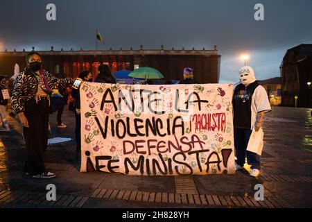Bogota, Colombia, 25 novembre 2021 manifestazione contro le femminicidi e la violenza contro le donne in Piazza Bolivar Foto Stock