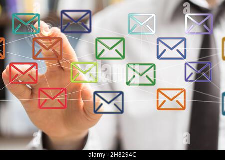 Uomo che tocca l'ologramma delle icone e-mail Foto Stock