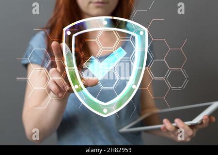 Donna che tocca un rendering 3d di un ologramma di sicurezza informatica verificato Foto Stock