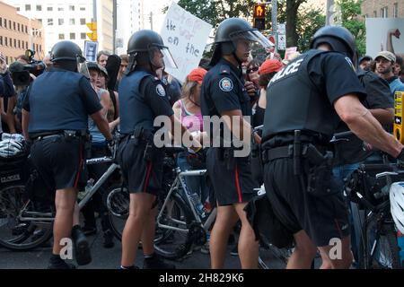 Toronto, Ontario, Canada - 06/25/2010 : la polizia ha usato biciclette per controllare migliaia di attivisti che marciavano lungo University Avenue in una protesta davanti a Foto Stock