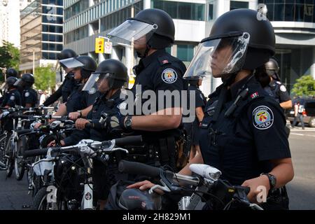 Toronto, Ontario, Canada - 06/25/2010 : la polizia ha usato biciclette per controllare migliaia di attivisti che marciavano lungo University Avenue in una protesta davanti a Foto Stock