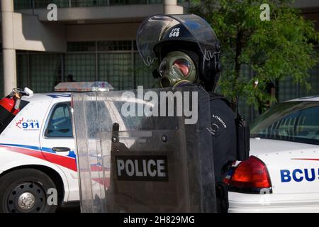 Toronto, Ontario, Canada - 06/25/2010 : la polizia di Riot limita il movimento dei manifestanti lontano dal vertice del G20 alla stazione di polizia di Toronto (divisione 52) il giugno Foto Stock