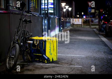 Rieti, Rieti, Italia. 24 novembre 2021. Italia, novembre 2021. Ogni giorno, soprattutto dopo il blocco in mezzo alla pandemia di emergenza sanitaria, le strade sono piene di giovani armati di zaini termici e biciclette che percorrono chilometri per consegnare pizze o menu fast food in varie parti d'Europa e Italia. (Credit Image: © Riccardo Fabi/Pacific Press via ZUMA Press Wire) Foto Stock