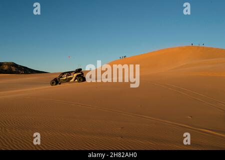 Dune buggy che corre attraverso la sabbia al Coral Pink Sand Dunes state Park Utah Foto Stock