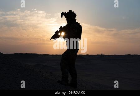 Un tecnico di smaltimento esplosivo dell'aeronautica statunitense risponde a una simulazione del suicidio durante un esercizio di formazione sul campo presso la base operativa Forward Gerber, Kuwait, 17 novembre 2021. Il 386a Expeditionary Civil Engineer Squadron Explosive Ordnance Flight ospitò la FTX, che comprendeva la compensazione degli ordigni, l'identificazione di esplosivi fatti in casa, la sconfitta di veicoli aerei senza equipaggio, dispositivi esplosivi improvvisati e SV. (STATI UNITI Air Force foto di Senior Airman Michael S. Murphy) Foto Stock