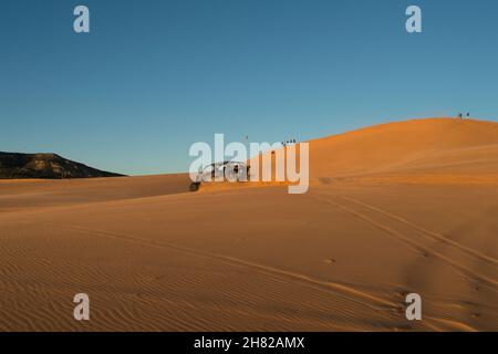 Dune buggy che corre attraverso la sabbia al Coral Pink Sand Dunes state Park Utah Foto Stock