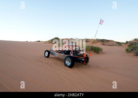 Dune buggy che corre attraverso la sabbia al Coral Pink Sand Dunes state Park Utah Foto Stock